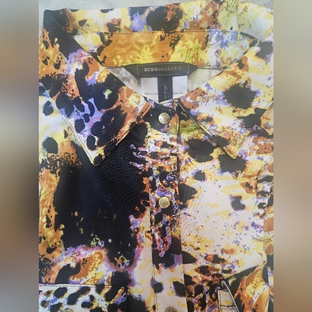 BCBG MAXAZRIA Mystical Leopard Art to Wear Snap Closure Long Sleeve Medium